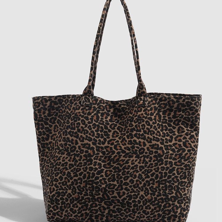 Koreanische Nische Leopardenmuster Leinwand für Frauen Sommer neue lässige Lazy Style Schulter große Kapazität Pendler Einkaufstasche_voghion.com