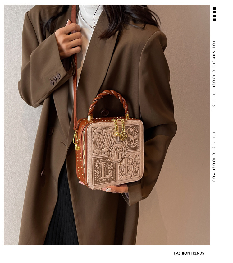 Design para mulheres 2024 Nova bolsa feminina transversal popular portátil pequena bolsa quadrada bordada_voghion.com