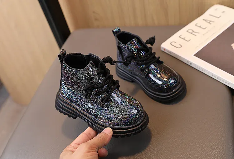 2023 Nuove semplici ragazze alla caviglia lucide tinta unita per bambini principessa stivali corti antiscivolo moda casual scarpe per bambini_voghion.com