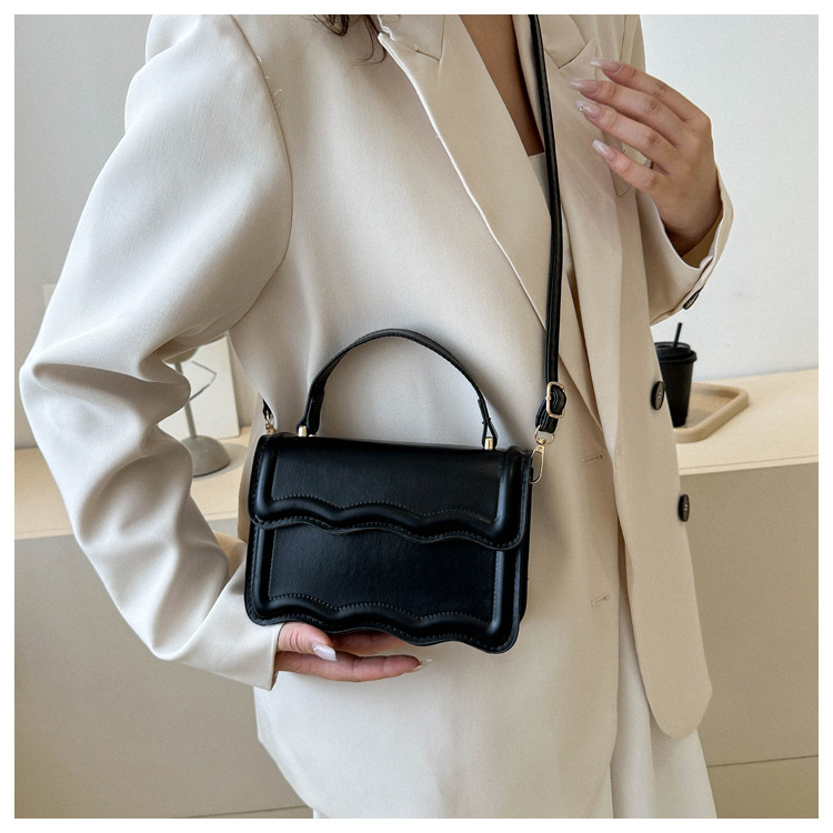 2023 neue Heiße Verkauf Geprägte Einfarbig Edition Mode Retro Casual Einfache Handheld Eine Schulter Umhängetasche Kleine Quadratische Tasche_voghion.com