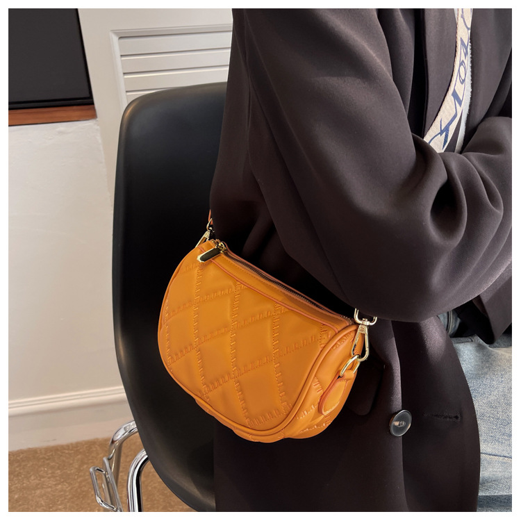 Damentaschen Neu 2023 Frischer Stickgarn-Trend Damentaschen Aolid-Farbdiamanttasche Damen breiter Schultergurt Nischensatteltasche_voghion.com