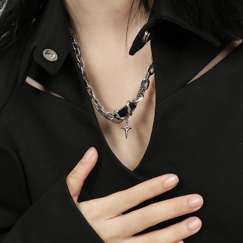 Collana da donna con orso dolce e violento, design di nicchia, catena per felpa con croce avvolta, accessori autunno inverno per_voghion.com