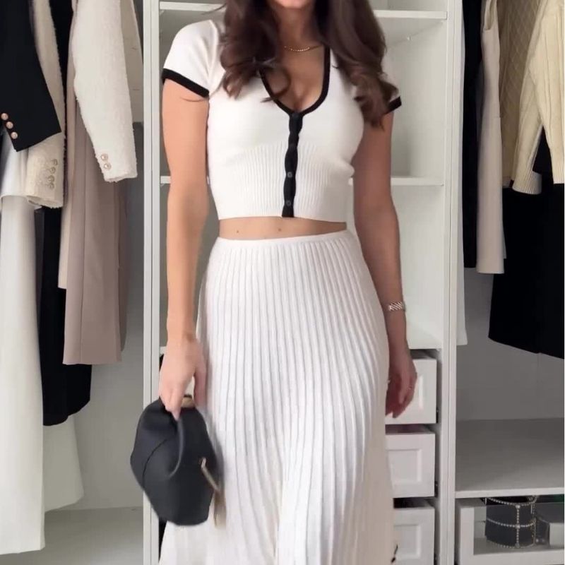 Tuta da donna con gonna corta elasticizzata aderente e scollo a U a contrasto di colore_voghion.com