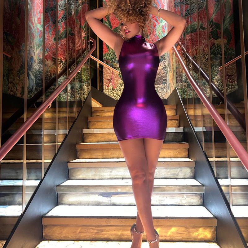 "Ärmelloses Damenkleid aus Kunstleder – Figurbetontes Kleid mit Stehkragen und Goldprägung für Abend und Party"_voghion.com