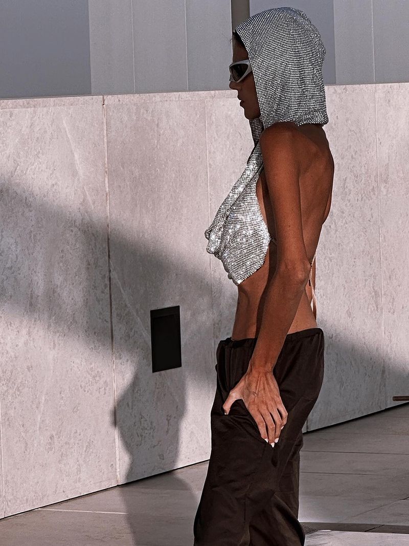 Damen-Kapuzenweste im Metallic-Look – Y2K Streetwear Crop Top für Sommerfestivals & Nachtleben_voghion.com