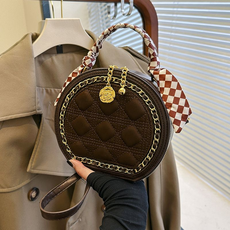 Moda podręczna dla kobiet 2024 nowa jednokolorowa pachnąca wiatr Lingge mała okrągła wszechstronna torba Crossbody_voghion.com