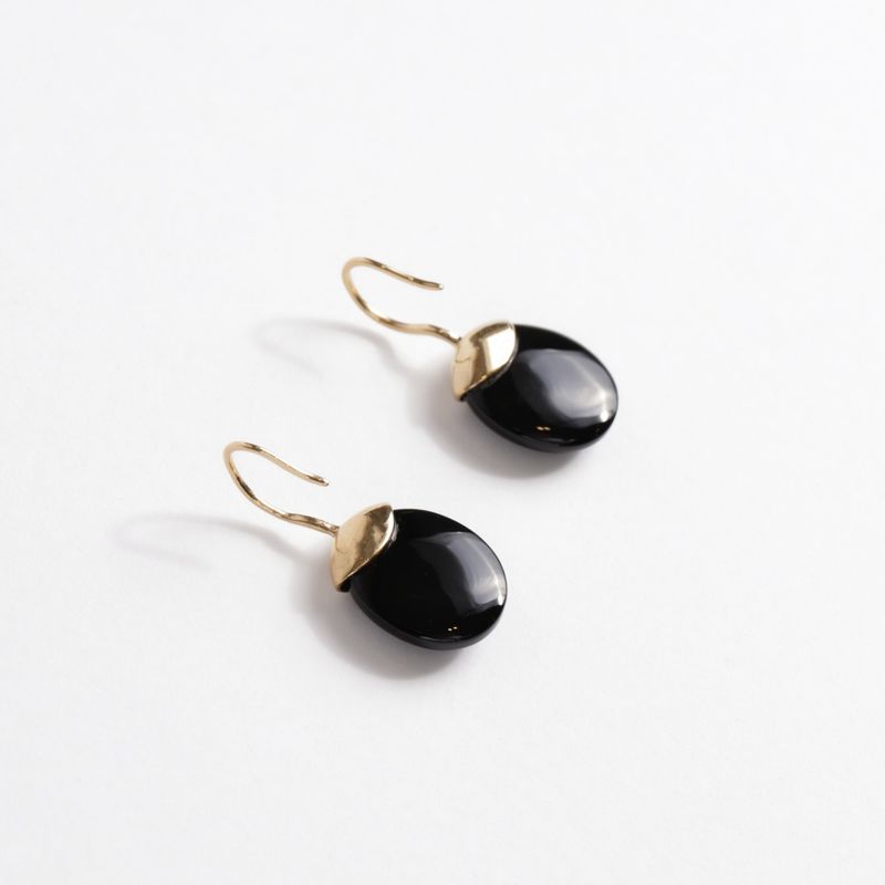 Elegante Ohrringe aus 18 Karat vergoldetem Messing mit schwarzem Onyx und weißem Perlmutt, minimalistisches geometrisches Design_voghion.com