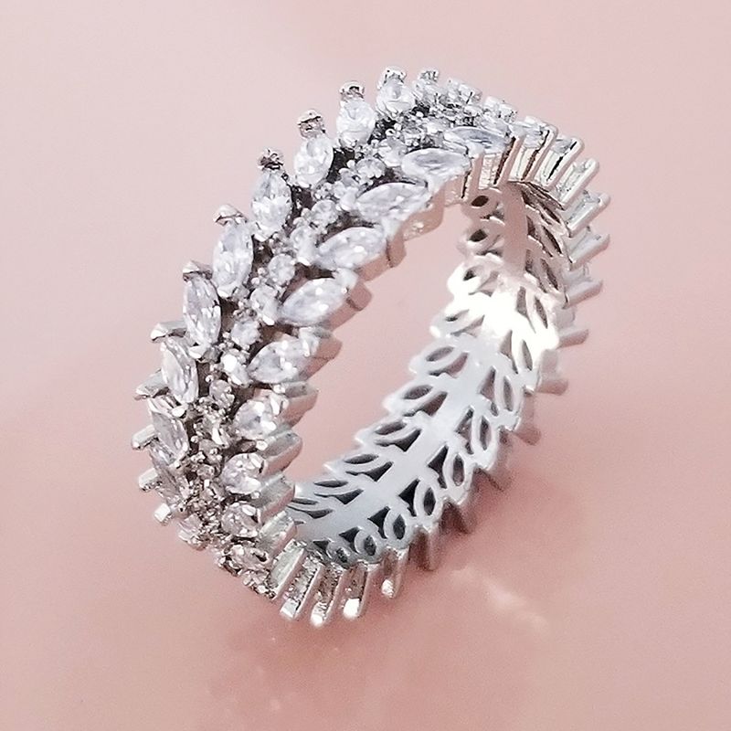 Anello semplice con diamante pieno di zirconi di lusso Senso di design avanzato di minoranza femminile r4577_voghion.com