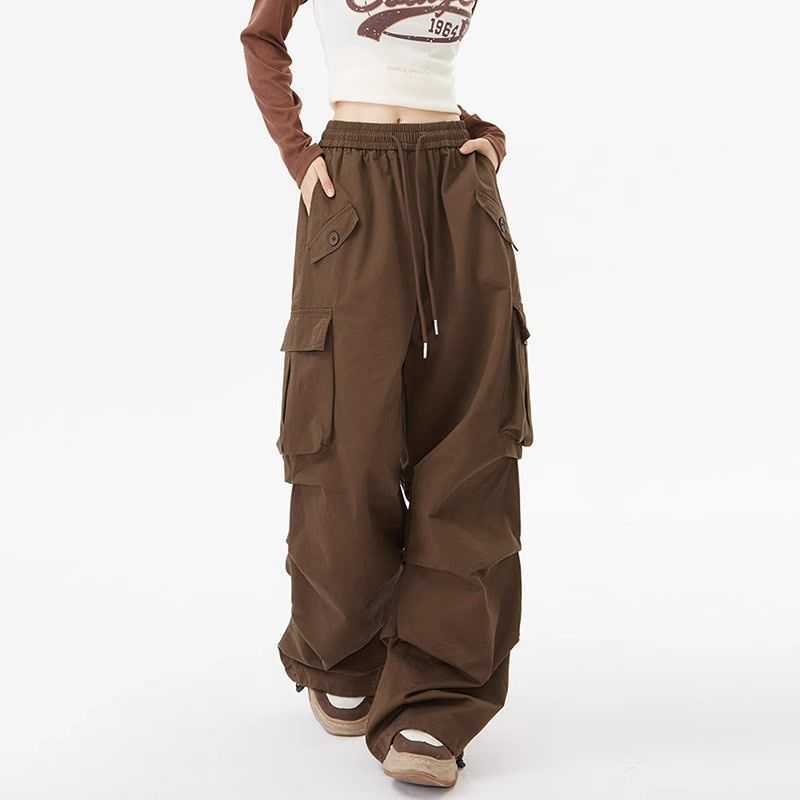 "Damen Kapuzen-Zweiteiler – Retro-Kurzsweatshirt & Plissee-Overall | Vintage-inspiriertes Streetwear-Outfit"_voghion.com