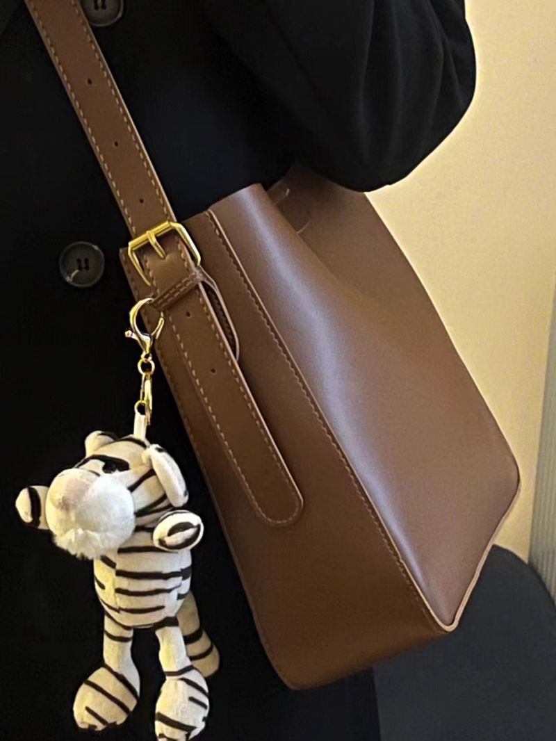 Bolso bandolera minimalista de piel suave de gran capacidad para mujer, modelo 2024, con textura versátil y un solo hombro._voghion.com