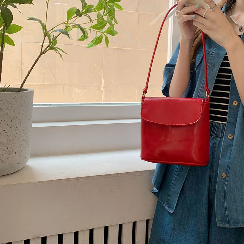 Sac seau à bandoulière à une épaule rouge pour femmes coréennes 2024, texture Instagram, nouveau design polyvalent et de niche_voghion.com