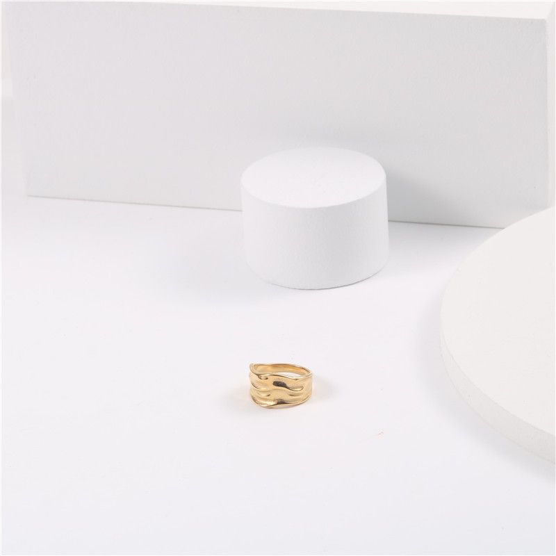 Anello da donna in acciaio al titanio placcato con motivo a martello largo, stile freddo, con texture neutra irregolare, design di design_voghion.com