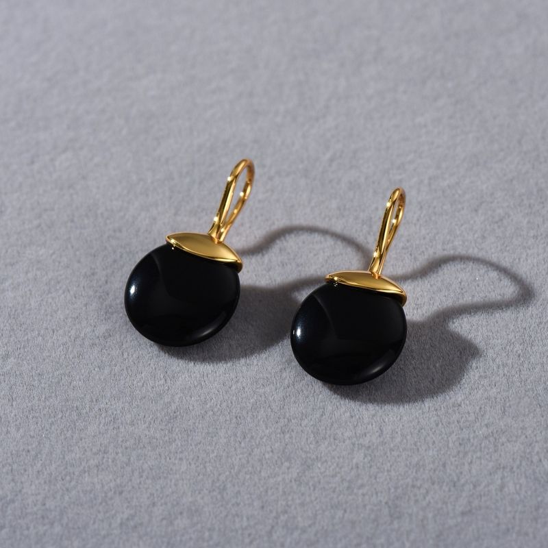 Elegante Ohrringe aus 18 Karat vergoldetem Messing mit schwarzem Onyx und weißem Perlmutt, minimalistisches geometrisches Design_voghion.com