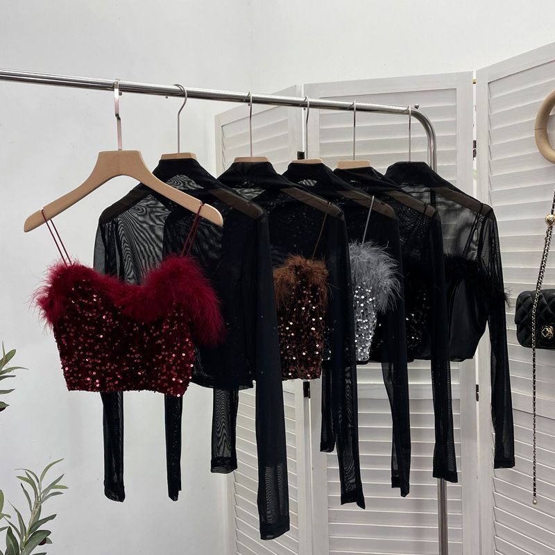 Completo due pezzi con canotta in pelliccia e paillettes + maglietta a maniche lunghe con collo alto e mezza maglia in prospettiva_voghion.com