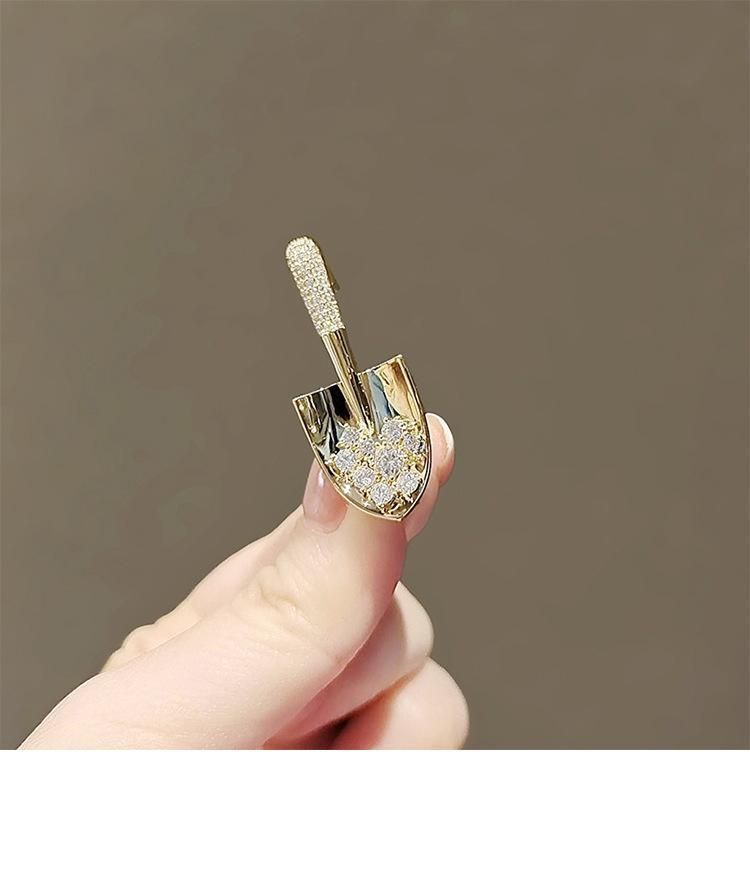 New Design Sense Niche Gold Shovel Shining Anti-light Brooch Women's High-end Exquisite Accessories Pin Corsage_voghion.com