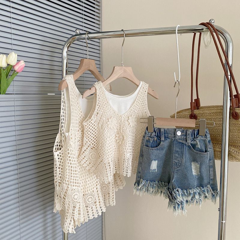 Roupas infantis Meninas ternos verão 2024 novas roupas infantis crianças oco malha cardigan colete mais shorts jeans três peças terno_voghion.com