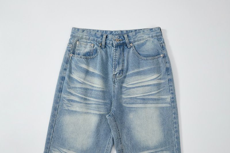 Ropa para hombre: Vaqueros lavados en azul hielo con ondas de agua y bigotes de gato desordenados, pantalones holgados._voghion.com