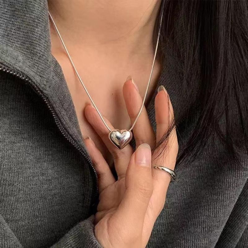 Korean style heart-shaped pendant necklace_voghion.com