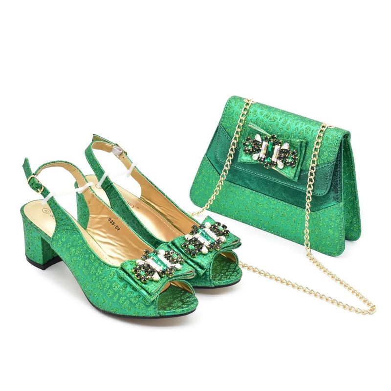 Dinnerparty mit Sandalen mit Schleife und Handtasche für jeden Tag_voghion.com