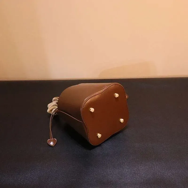 Miniaturowa torebka typu bucket z kwiatowym wzorem w kształcie płatków, torebka typu crossbody z niszowym wzorem, modna z najwyższej półki_voghion.com