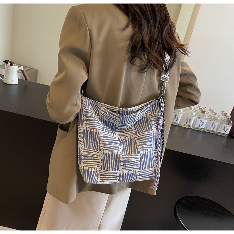 Tessuto coreano 2024 nuova borsa a tracolla monospalla larga da donna di grande capacità e di alta qualità, nicchia autunnale e_voghion.com