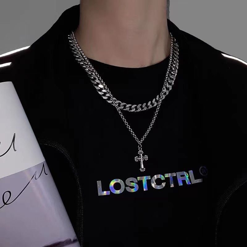 Collana con ciondolo a croce in stile scuro, personalità hip-hop, design a doppio strato, in acciaio al titanio, con cappuccio e catena da uomo_voghion.com