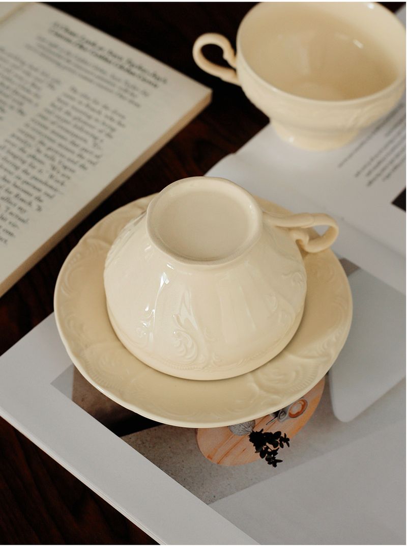 Kaffeetassen- und Untertassenset mit geprägtem Blumenmuster – Elegante Teetasse aus Porzellan im europäischen Stil für Zuhause, Café und Büro (Einzeltasse + Untertasse + goldener Löffel)_voghion.com