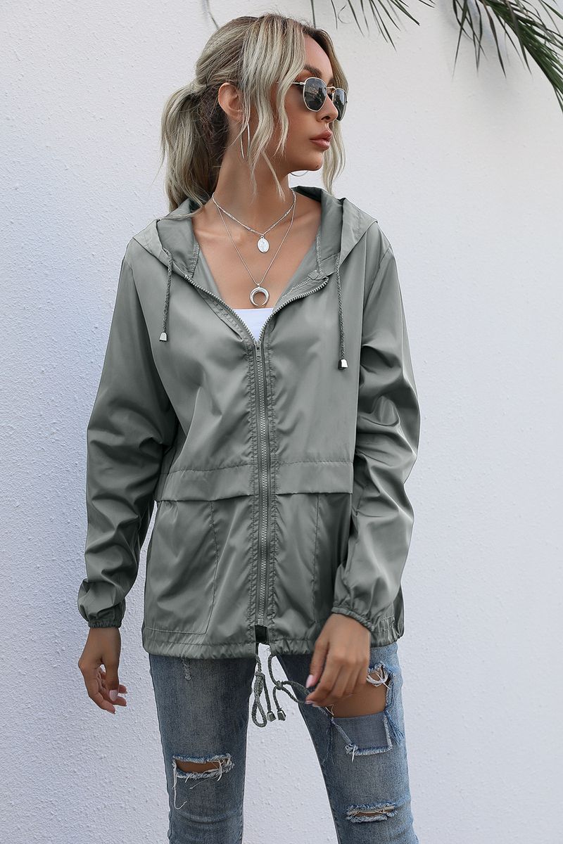 Chaqueta impermeable ligera con capucha y cremallera para mujer para senderismo al aire libre, disponible en stock_voghion.com