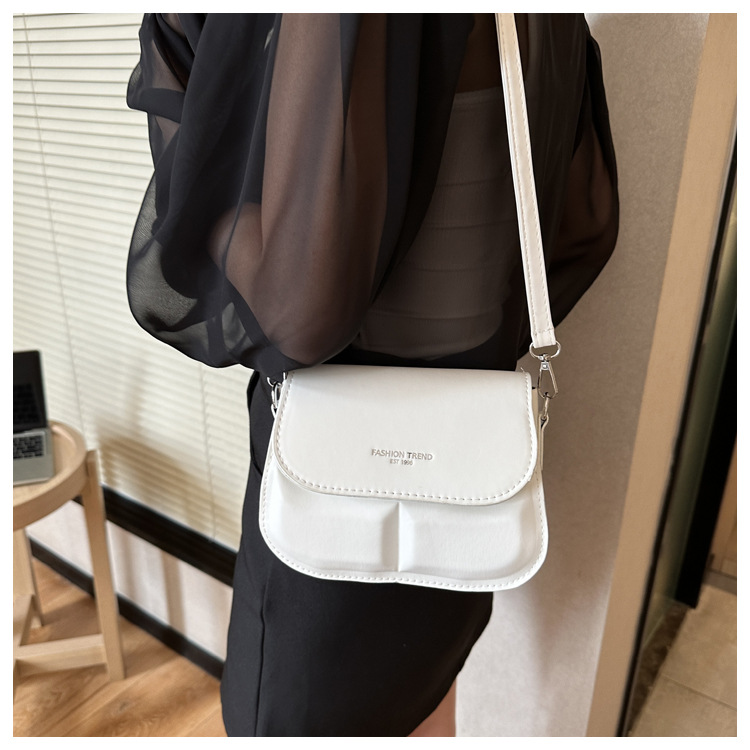 2023 sommer Neue Sattel Tasche Umhängetasche Weibliche Einfache Mode Schulter Tasche Casual Pendeln Nische Design Tasche_voghion.com