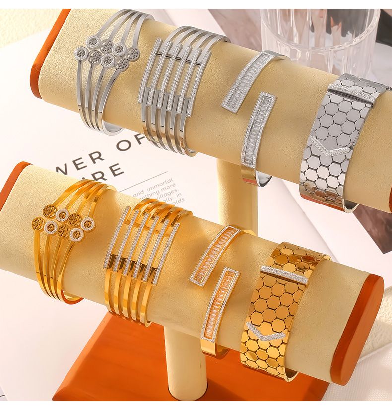 Ins Style Modisch Lässig Schlicht Nischenhohl Schmuck Personalisiertes Dia Intarsien Design Titan Stahl Temperament_voghion.com