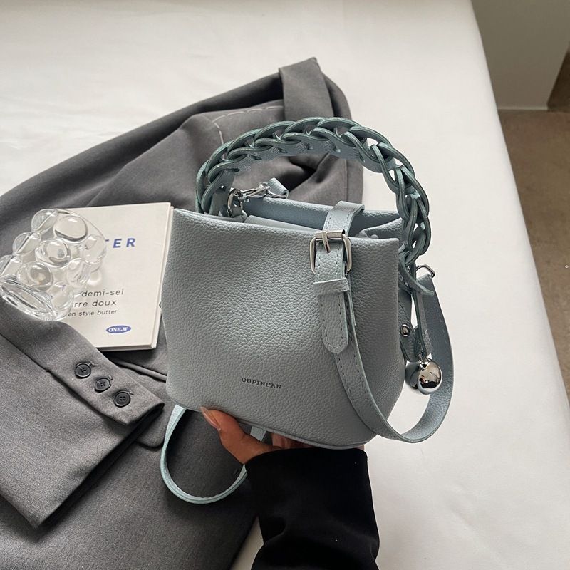 Borsa a tracolla monospalla di grande capacità con motivo litchi in morbida pelle coreana, modello Advanced Weaving Handheld Bucket 2024_voghion.com