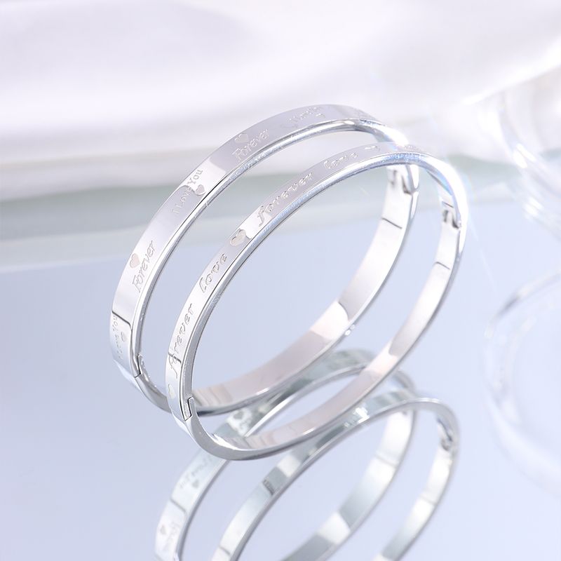 Bracelet en acier titane couleur unie en forme de cœur avec lettres décontractées en vrac_voghion.com