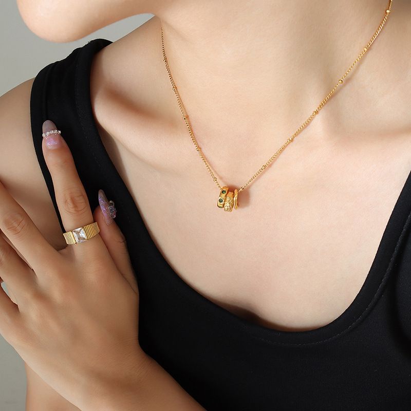 Elegante collana estiva corta con ciondolo multi-anello in stile INS per donna, catena per clavicola in acciaio al titanio di grande vendita_voghion.com