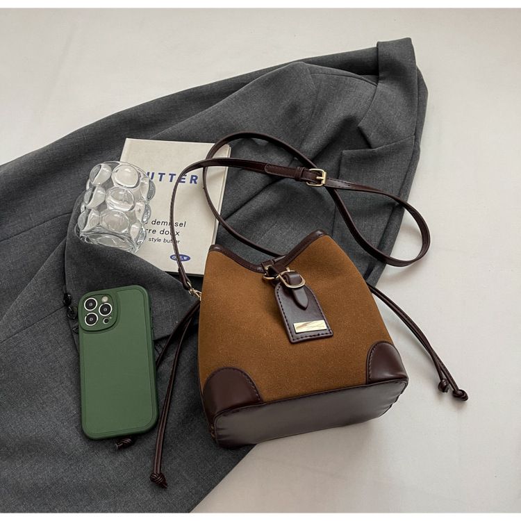 Design di nicchia opaco secchiello 2024 autunno e inverno nuova moda texture spalla personalità ins borsa a tracolla alla moda_voghion.com