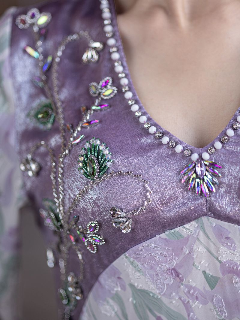 Abito da sera cucito a mano con diamanti - Abito lungo con maniche a tromba in fantasia viola_voghion.com