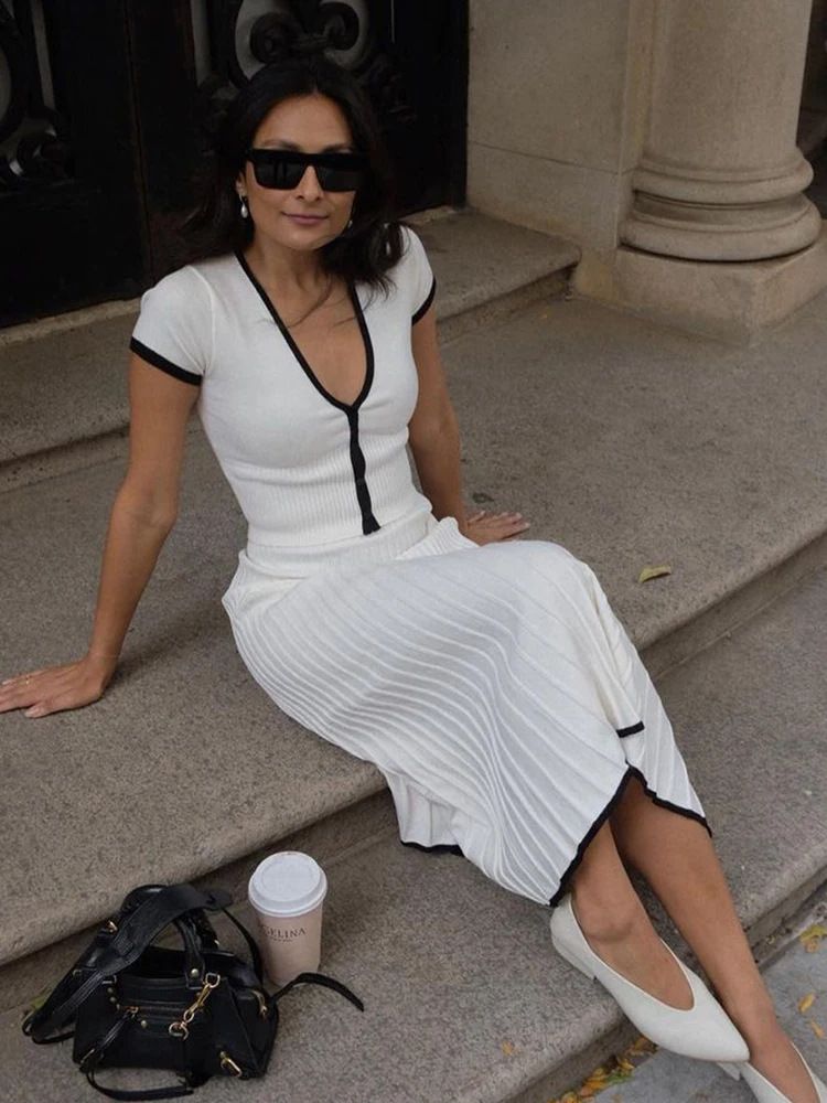 Elegante weiße Strick-Zweiteiler für Damen, lässiges Crop-Top und Faltenröcke, passende Sets, schicke Strickkleider-Sets, Damen-Outfits_voghion.com