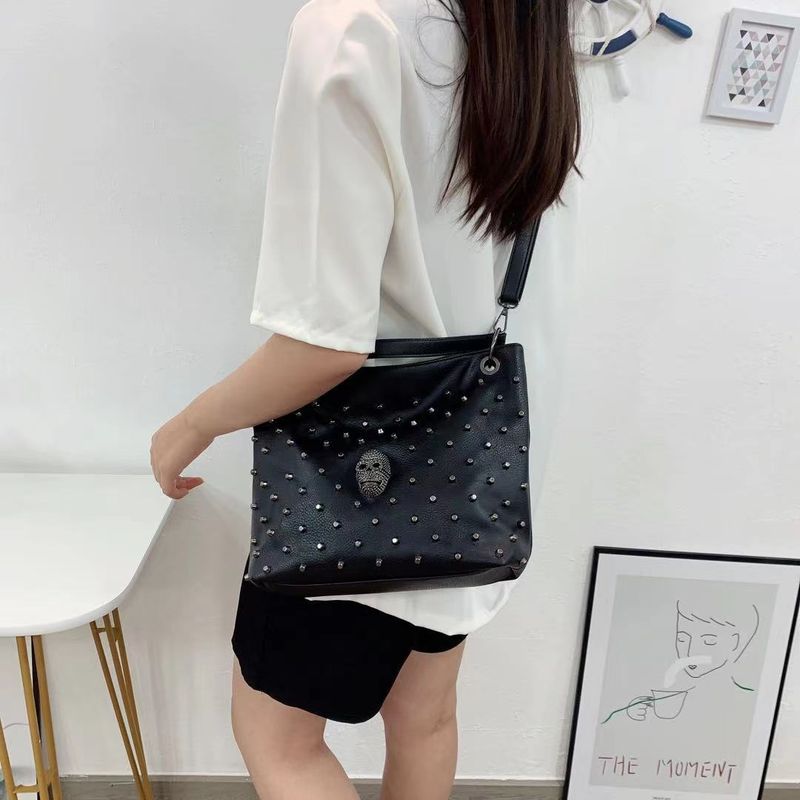 Borsa a tracolla con secchiello gotico - Borsa a tracolla con teschio borchiato di grande capacità per donna (borsa tote alla moda per tutti i giorni, spaziosa e regolabile, in stile punk)_voghion.com