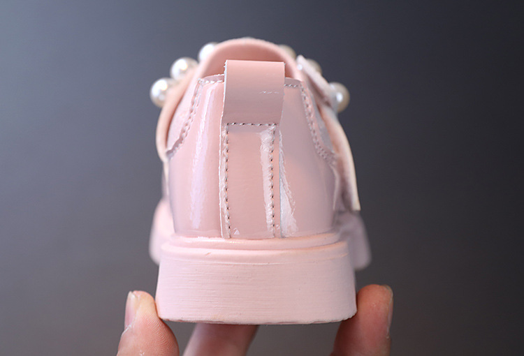 Kinderschuhe Prinzessin kleine Lederschuhe Runde Kindertanzschuhe aus Lackleder mit großen Perlen und fliegenden Stricklederschuhen_voghion.com