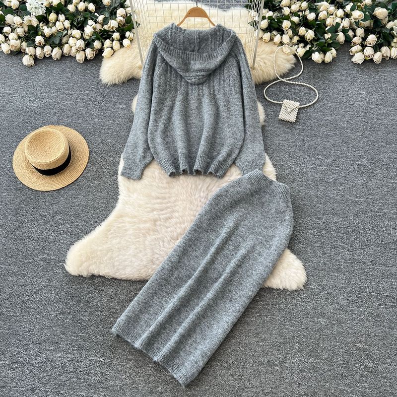 Damenbekleidung: Gemütliches Set aus übergroßem Hoodie und hoch tailliertem, figurbetontem Rock – lässiges zweiteiliges Outfit für Damen, Loungewear und Streetstyle_voghion.com