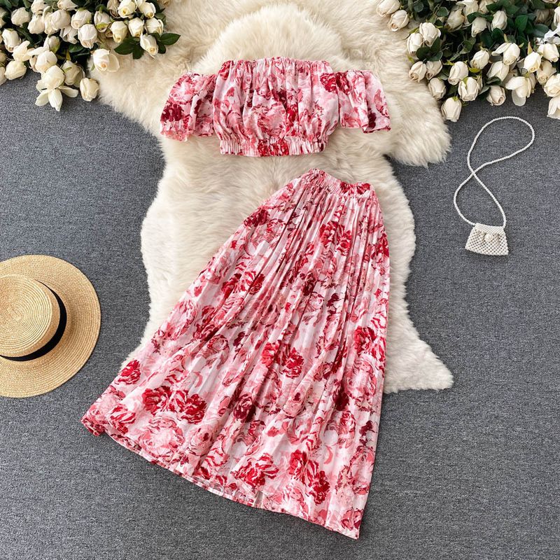 Completo da donna in stile resort, con monospalla, top a tubino a maniche corte e gonna a pieghe, due pezzi_voghion.com