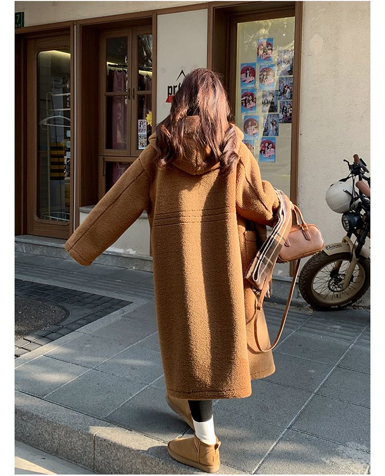 Luxuriöser Kunstpelzmantel mit Kapuze für Damen – extralange Winterjacke mit weichem Sherpa-Futter, eleganten Knopfdetails und übergroßer Passform_voghion.com