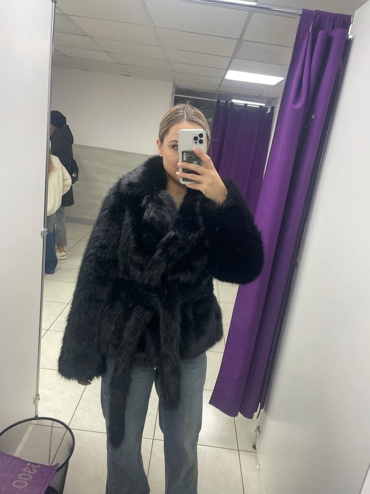 Damenbekleidung, stylischer Kunstpelzmantel für Damen – schmal geschnittene, mittellange Winterjacke mit Taschen, weiche und warme Oberbekleidung in Schwarz und Beige (S/M/L/XL)_voghion.com