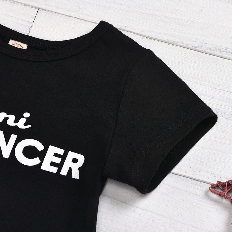 T-shirt nera con stampa di lettere nere per mamma e bambino + pantaloni in denim con asola e cintura_voghion.com