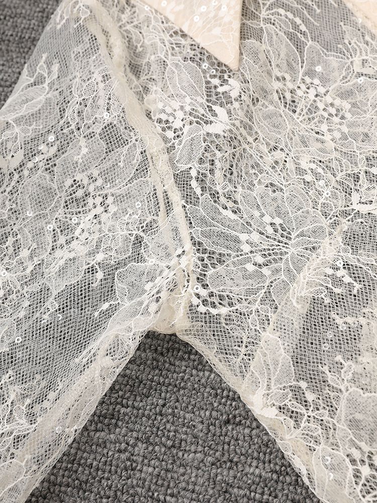 Vietnamesisch inspiriertes Spitzentop- und Rüschenshorts-Set – Blumenstickerei, atmungsaktives Polyester (S-XL, Hellgelb/Rosa)_voghion.com