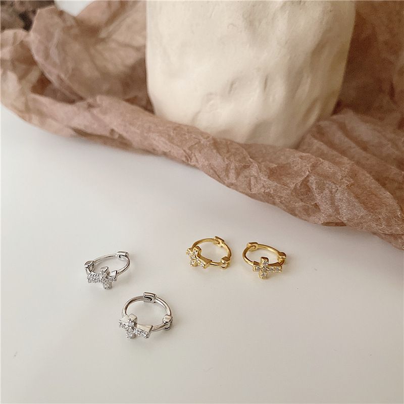 Le piccole donne con fibbia per l'orecchio con croce di diamanti dormono senza temperamento. Commercio all'ingrosso di gioielli con orecchini per orecchie in Corea_voghion.com