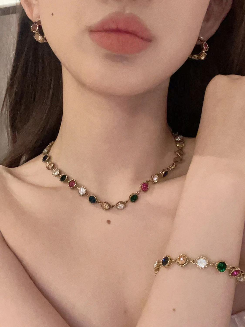 Designer Style Mode Lumière Luxe Petit Groupe Haute Qualité Couleur Diamant Collier Ensemble de Bijoux Femmes Design Sense Trois Pièces Ensemble_voghion.com