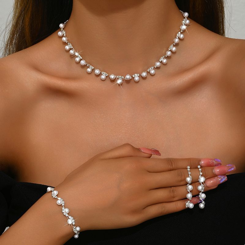 Damenschmuckset, modisches Temperament, schwarze Kristallkette, weibliche Nische, High-End-Design, Schlüsselbeinkette, trendiges Temperament, kurze Halskette_voghion.com