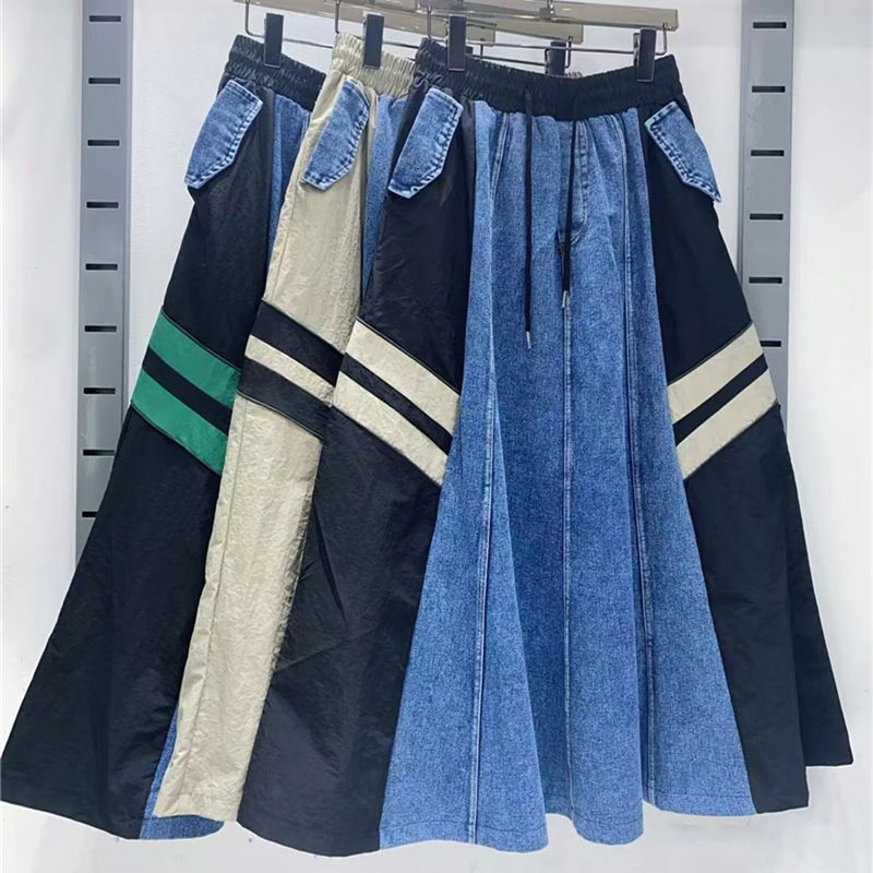 Gonna lunga larga con coulisse elastica in vita e gonna in denim con colori a contrasto e cuciture retrò di nuovo stile_voghion.com