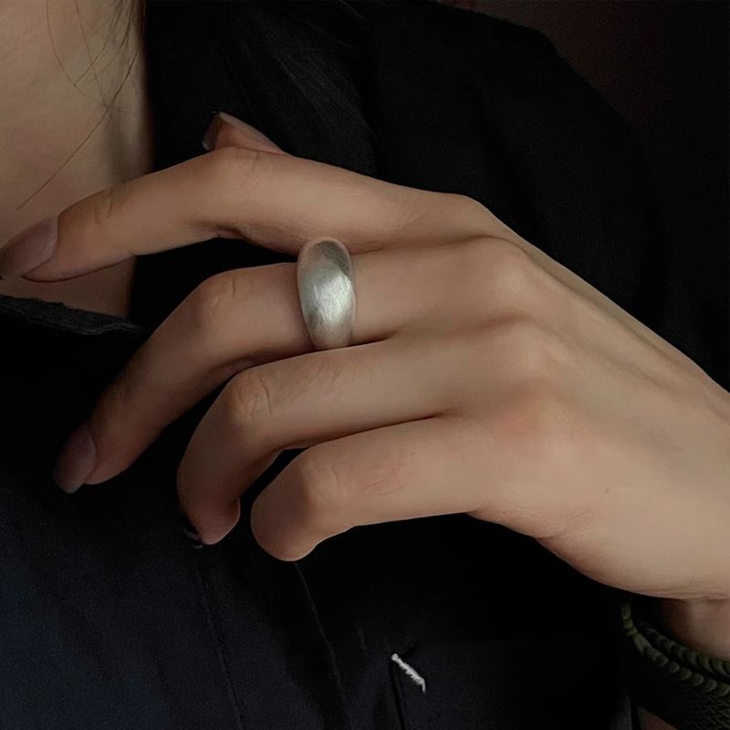 Hochwertiger, vielseitiger, matt gebürsteter, weit geöffneter Duttring für Damen im minimalistischen Unisex-Stil, super cool und trendig_voghion.com