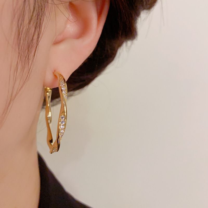 Orecchini a cerchio in metallo tempestati di diamanti, di alta qualità, di moda minimalista, dal design di nicchia, stile freddo, personalità, celebrità di Internet_voghion.com